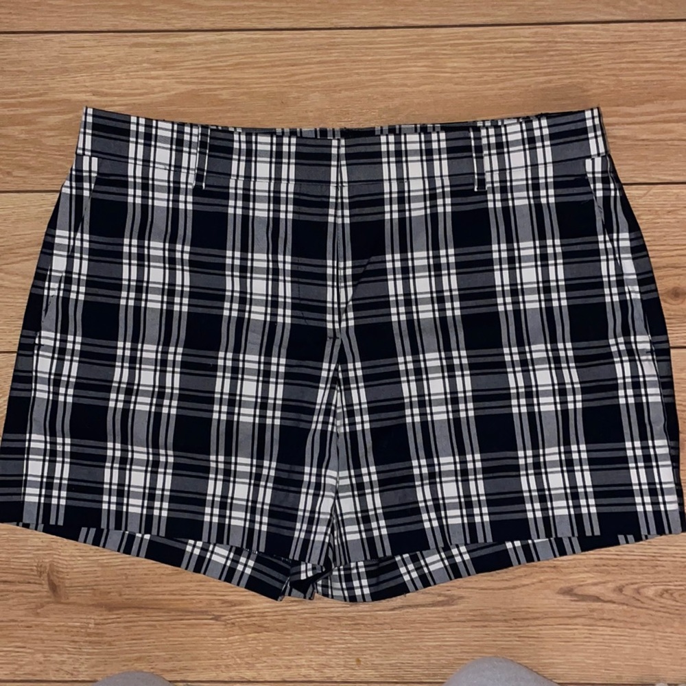 ANN TAYLOR navy plaid short